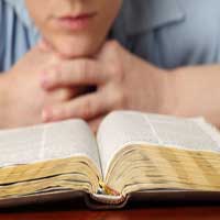 joven-leyendo-la-biblia (1)